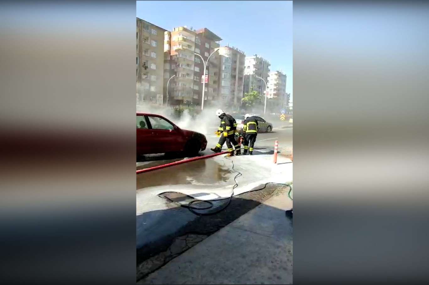 Seyir halindeki otomobil alev aldı
